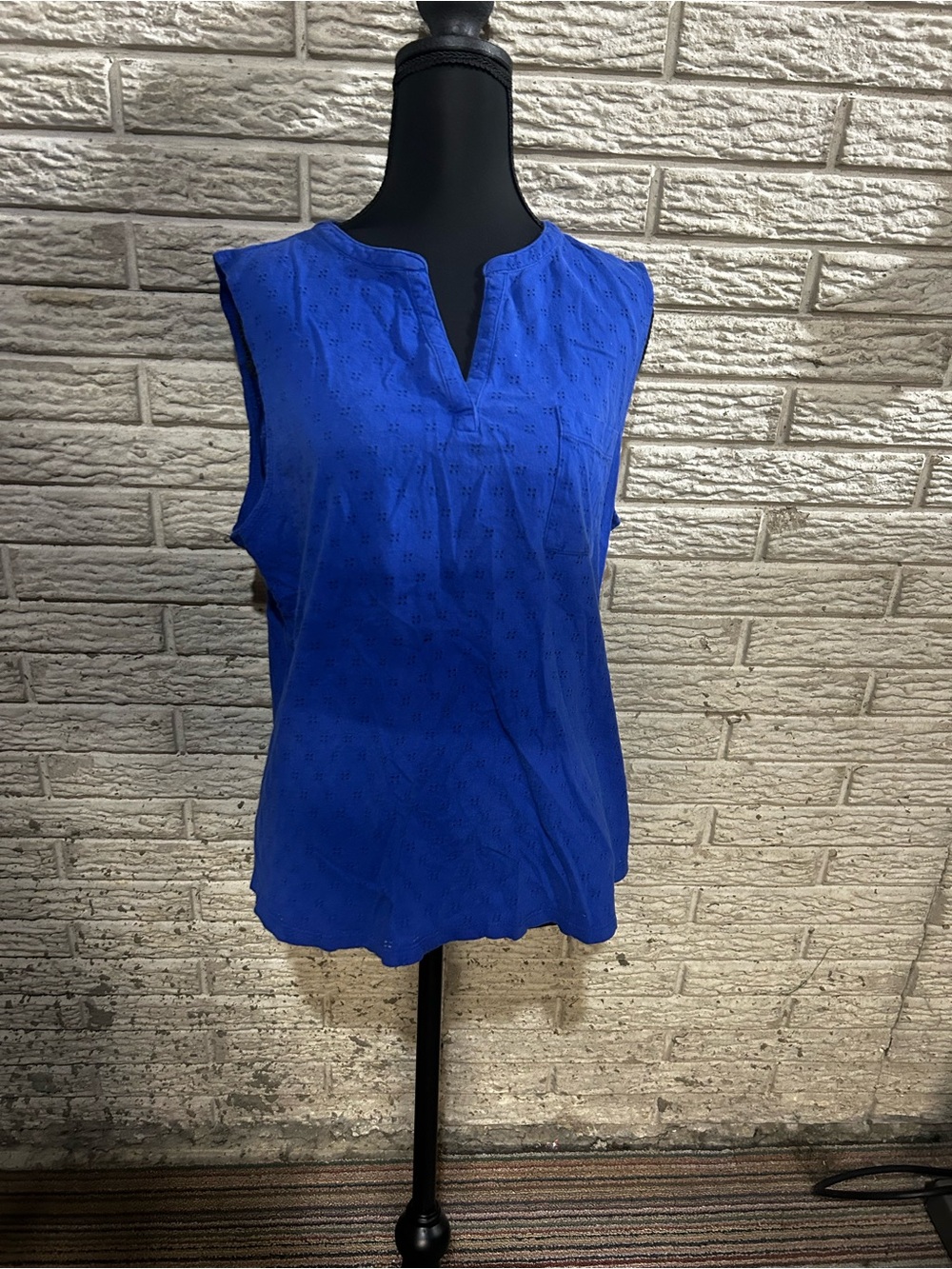 Sleeveless Split-Neck Eyelet Top - Blue Liz Claiborne Size XL